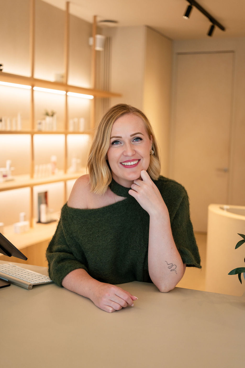 Babette aan de balie van het instituut
