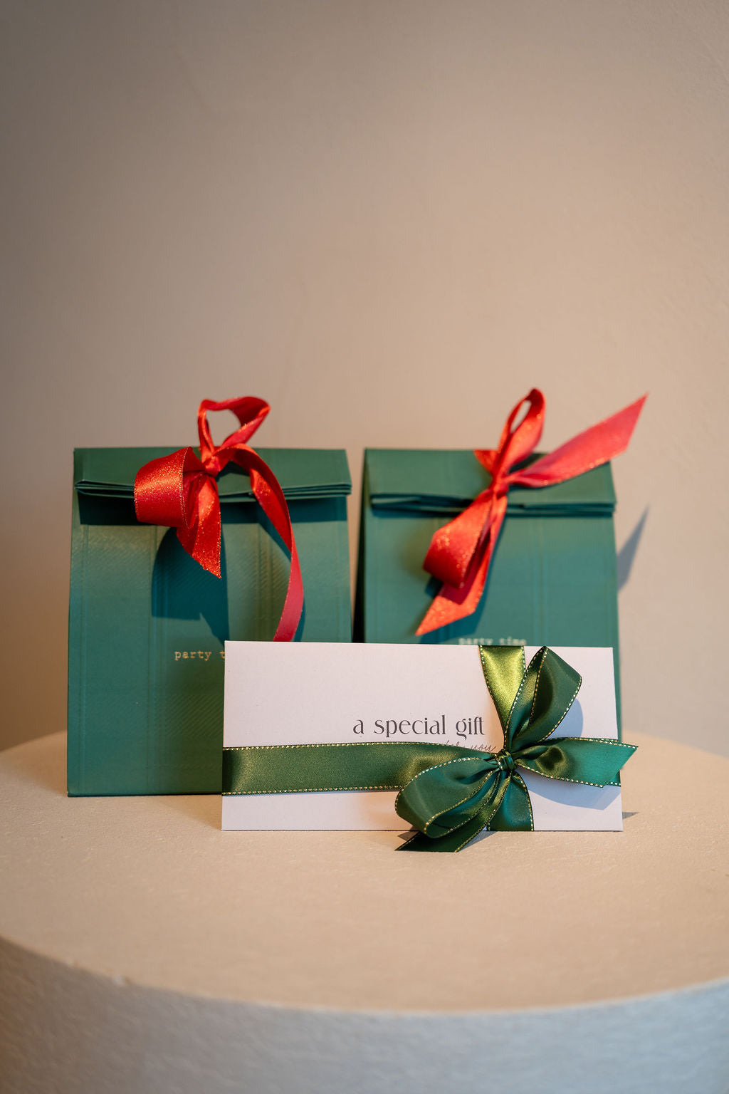 Cadeaubon van Instituut Babette met een groen lint