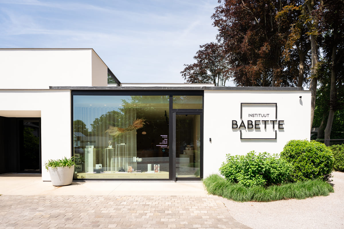 De gevel van Instituut Babette aan de Gistelsteenweg in Varsenare